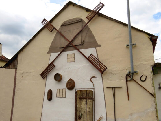 Bild: Die Windmühle am Häuslberg - eine Installation an einer Hauswand am Häuslberg