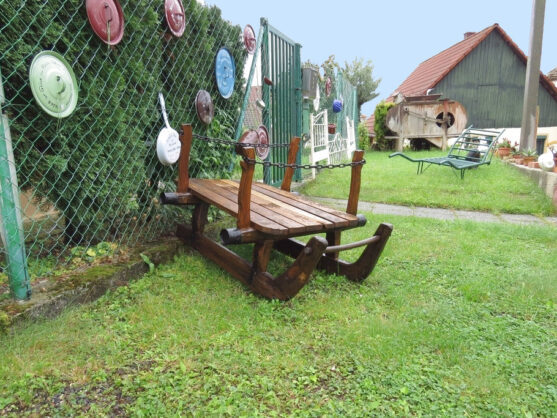 Bild: Am Häuslberg ausgestellter alter Holzschlitten