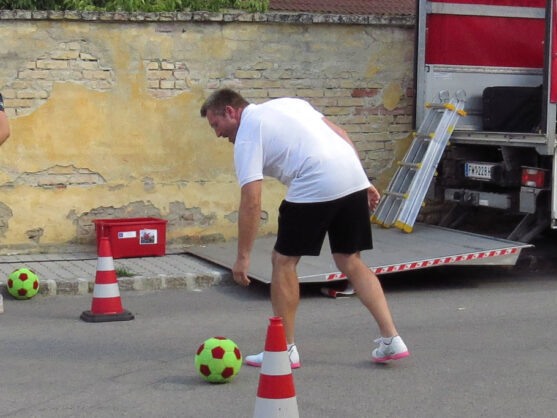 Bild: Martin Tötzl beim Auflegen desBalls.