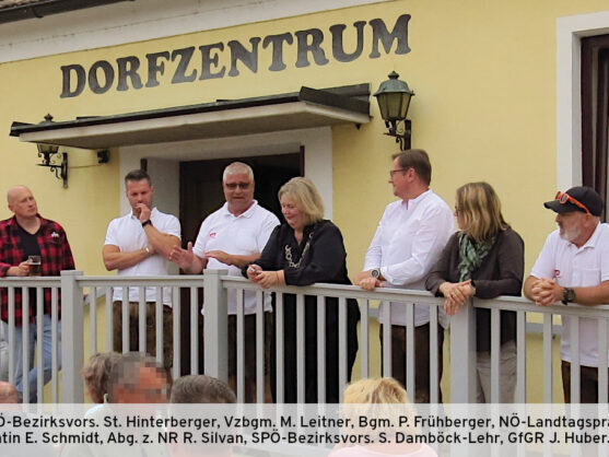 Bild: Die Ehrengäste bei der Begrüßungsrede von Bgm. Peter Frühberger