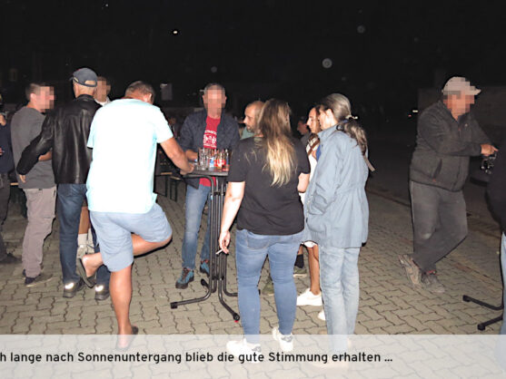 Bild: Vor dem Dorfzentrum in den Nachtstunden des Oktoberfestes 2026
