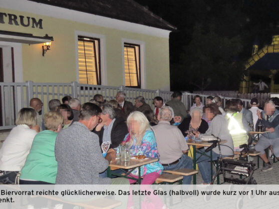 Bild: Vor dem Dorfzentrum in den Nachtstunden des Oktoberfestes 2026